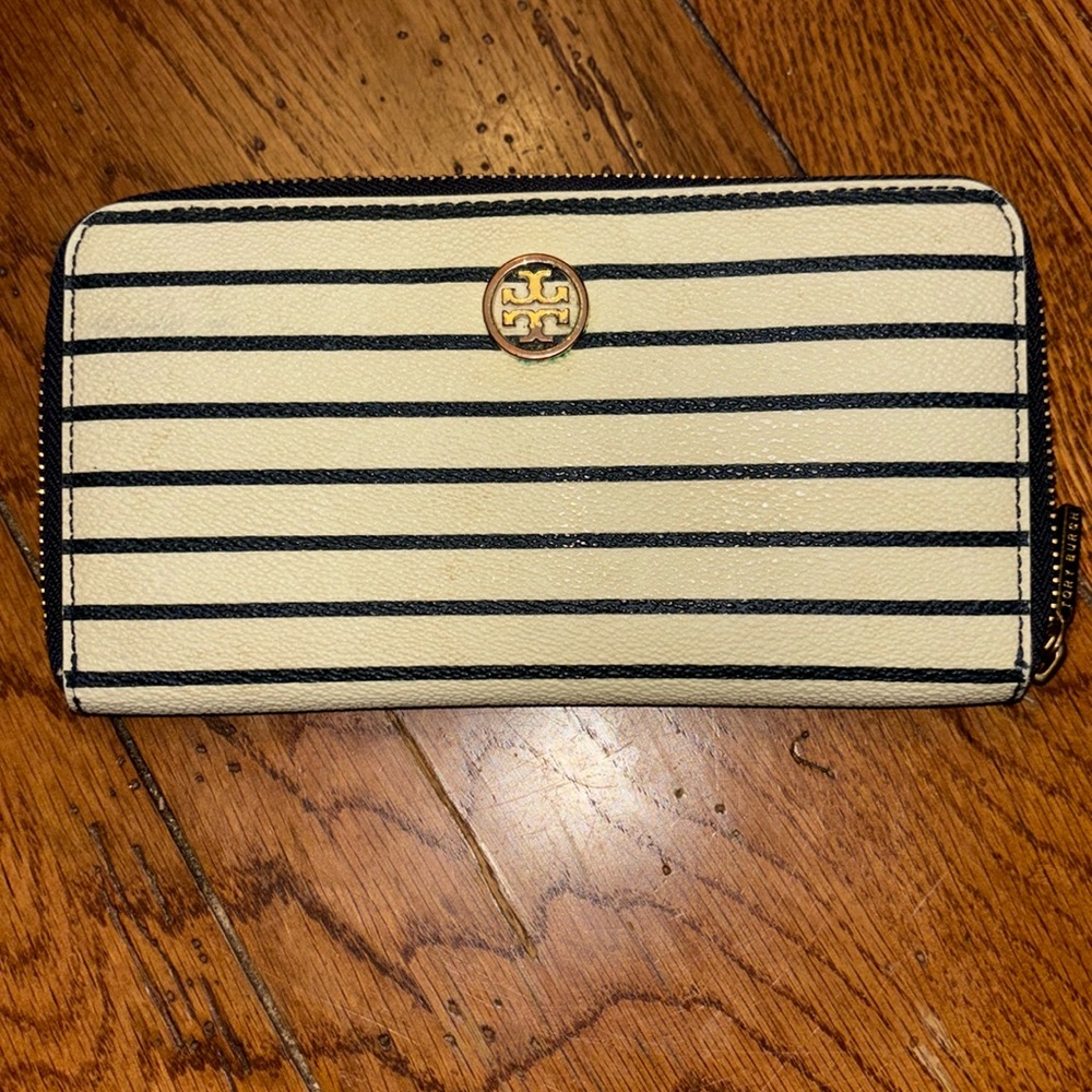 Tory Burch Robinson, navy fleet stripe printed Continental zip around wallet 8x4